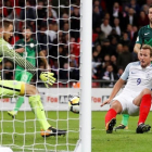 Kane bate desde cerca a Oblak y certifica el triunfo de Inglaterra ante Eslovenia.-REUTERS