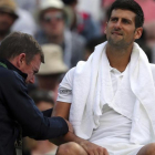 Djokovic recibe tratamiento en el codo en su partido ante Berdych en Wimbledon-AP / GARETH FULLER