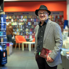 Antonio Salinero posa en Oletvm junto a su nueva novela.-MIGUEL ÁNGEL SANTOS