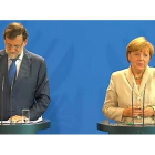 Rajoy y Merkel, durante la rueda de prensa conjunta de este martes.-