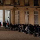 Cola de ciudadanos en el Elíseo para firmar en el libro de condolencias por la muerte de Chirac.-GEOFFROY VAN DER HASSELT (AFP)