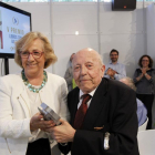 José Jiménez Lozano tras recibir ayer el premio junto a la presidenta del jurado, Rocío Oviedo.-ICAL
