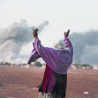 Una mujer kurda celebra un ataque aéreo de la coalición contra el EI en Kobani.-Foto: AP / LEFTERIS PITARAKIS