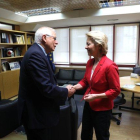 Josep Borrell saluda a la presidenta de la Comisión Europea, Ursula von der Leyen.-EUROPA PRESS