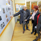 José Luis Alonso de Santos en su visita al IES Galileo con motivo de la muestra de su exposición.-J. M. LOSTAU