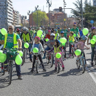 Asistentes a la bicicletada para promocionar la escuela pública.-NURIA MONGIL / PHOTOGENIC