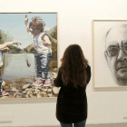 Una mujer se detiene ante las obras de Beatriz Marcos y Juan A. Martín Oña.-J. M. Lostau