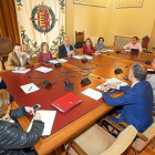 El concejal de Hacienda, Antonio Gato, en el centro, arriba, durante la reunión con los representantes del Consejo Social de la ciudad.-E. M.