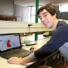 El salmantino Miguel Clemente muestra su proyecto en el ordenador.-JOSÉ LUIS CABRERO