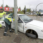 Los equipos de rescate junto al Hyundai que quedó bloqueado en las dos pruertas delanteras tras el choque frontolateral-M.Á. Santos