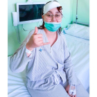 Foto de la joven  tras la operación realizada en Valladolid para extirparle el tumor. ECB