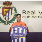 El lateral Borja Herrera posa con su nueva camiseta.-RVCF
