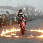 Emilio Zamora realizando una acrobacia dentro de un círculo de fuego durante la exhibición del año pasado.-J.M. Lostau