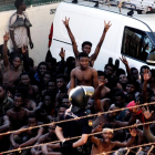 Unos 400 inmigrantes subsaharianos logran acceder a la ciudad española de Ceuta tras un salto masivo a la valla fronteriza que separa la ciudad de Marruecos.  /-REDUAN (EFE)