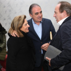 El secretario general de Sanidad y Consumo, Javier Castrodeza (D),saluda a la presidenta de la Asociación de Familiares de Alzheimer, Milagros Carvajal, en presencia del cabeza de lista al Senado, José Antonio Rubio, antes de informar sobre las propuestas-ICAL
