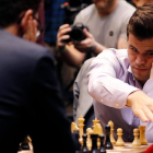Magnus Carlsen y Fabiano Caruana (de espaldas) durante el desempate o tie-break a partidas rápidas del Mundial de Londres.-AFP / TOLGA AKMEN