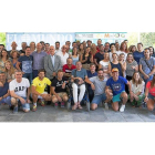 La tradicional foto de familia con todos los premiados, organizadores y patrocinadores posando en las instalaciones del Club Lasa Sport.-NURIA MONGIL