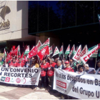 Imagen de la concentración de trabajadores de EspañaDuero en la sede de Unicaja en Málaga.-EL MUNDO
