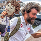 Sergio Monge celebra junto al muñeco Nacho la llegada a Amsterdam.-EL MUNDO