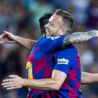 Messi y Arthur celebran el gol del brasileño ante el Villarreal.-