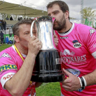 Manuel Sevillano 'Urullo' y Borja Estrada, leyenda y capitán del club, besan la Copa del Rey-J. M. Lostau
