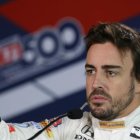 Fernando Alonso, en su conferencia de prensa de ayer en Indianápolis tras realizar el primer entrenamiento con su nuevo monoplaza.-MICHAEL CONROY