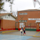 Una madre y su hijo pasan por delante del colegio Pedro I de Tordesillas, uno de los eliminados del programa.-Santiago
