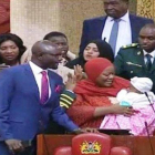 Zuleika Hassan, con su bebé en brazos en el Parlamento de Kenia.-