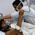 Uno de los miembros de MSF, herido tras el bombardeo, es tratado en un hospital de Kabul.-AFP / WAKIL KOHSAR