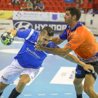 Roberto Pérez intenta zafarse de un rival en el duelo ante Benidorm.-M.Á. SANTOS