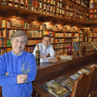 César Ruiz, hijo del genial José Luis, con el enólogo José Andrés Notario, en la biblioteca de la bodega.-ARGICOMUNICACIÓN