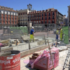 Operarios realizan las últimas labores de construcción del aparcamiento de la plaza Mayor.-PABLO REQUEJO /PHOTOGENIC