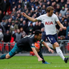 Kane dispara para marcar su tercer gol al Southampton el pasado martes en Wembley.-/ EDDIE KEOGH / REUTERS