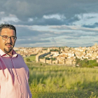 Daniel López se hace un ‘selfie’ desde lo alto de los Cuatro Postes, en Ávila, con la ciudad al fondo como panorámica.-ARGICOMUNICACIÓN
