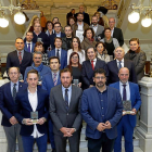 Tradicional foto de familia de premiados y autoriodades de los Premios ‘Valladolid Ciudad Deportiva’ en las escaleras del Ayuntamiento.-J. M. LOSTAU