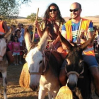 Los jugadores participana a lomos de burros y con escobas en el campeonato Burro Polo Campo y Lumbre.-E.M.