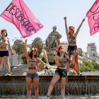 Las activistas de Femen han protestado contra la 'ley mordaza' en la fuente Cibeles, en Madrid.-Foto: AFP