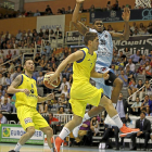 Espectacular asistencia de Alvarado a Pino ante Mamadou Samb.-LOF