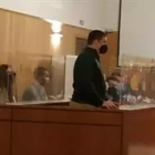 El militar, de pie, junto al resto de acusados en el juicio iniciado en la Audiencia de Valladolid. - EUROPA PRESS.