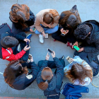 Un grupo de adolescentes interactúan en círculo con sus teléfonos digitales a través de juegos, redes sociales y mensajería. MIGUEL ÁNGEL SANTOS / PHOTOGENIC
