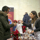 Un visitante compra productos artesanos en la exposición ‘Dulce Tentación’, que se celebra en las Cortes de Castilla y León.-ICAL
