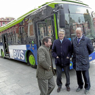 De la Cruz, Sánchez y De la Riva junto al nuevo bus en la Plaza Mayor-J.M.Lostau