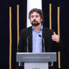 El portavoz de Izquierda Unida, José Sarrión, al término del discurso de Herrera en el Debate de política general en las Cortes.-ICAL
