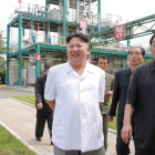 El dirigente norcoreano, Kim Jong-un (izquierda), durante una visita a una planta química en su país.-REUTERS