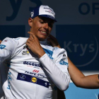 Enric Mas, en el podio de Pau, con el jersey blanco del Tour.-ANNE-CHRISTINE POUJOULAT / AFP