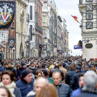 Afluencia de personas en una de las calles más turísticas de León.-ICAL