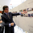 El director de Comunicación de la Junta, Alejandro Salgado, presenta la exposición 'Premios de Periodismo Francisco de Cossío a la mejor fotografía, 1989-2015'.-ICAL