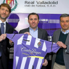 Carlos Suárez y Miguel Ángel Gómez acompañaron a Sergio durante su presentación.-J.M.LOSTAU