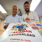 El delegado de Cruz Roja, José Ignacio Luis Páez  junto con el chef Peña en la presentación del Sorteo de Oro.-MIGUEL ÁNGEL SANTOS