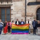 El Grupo Provincial Socialista y el Grupo Provincial de Toma la Palabra leen la declaración el DÍa del Orgullo LGTBI 2022. / ICAL